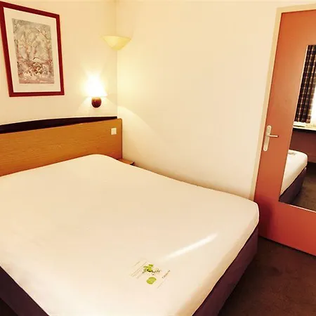 Aparthotel Appart'city Paris Mesnil 3*
